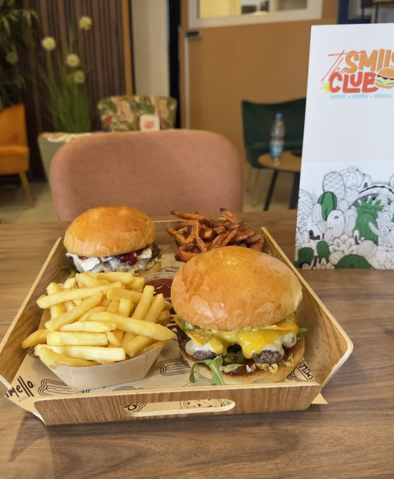 Tablett mit Burgern und Pommes im Gastraum in der Murgstraße