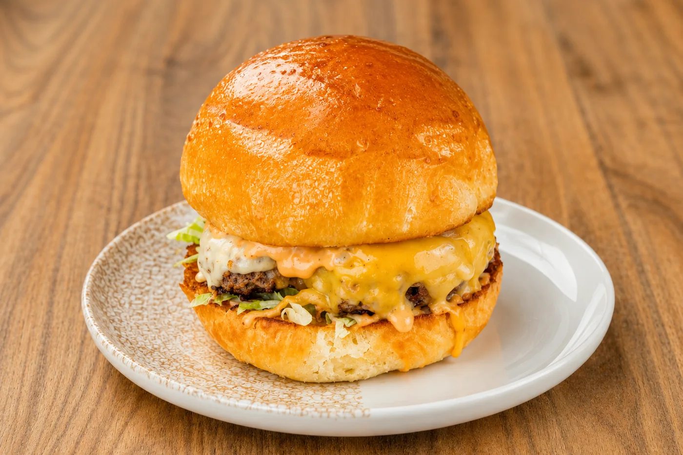 Burger mit geschmolzenem Cheddar vom Grill